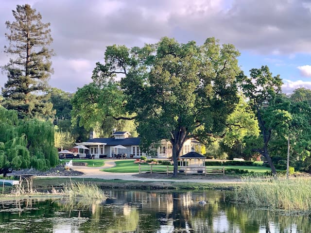 Unique & private hidden gem with spectacular views