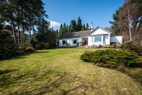 3 bedroom bungalow (sleeps 8) in Boat of Garten