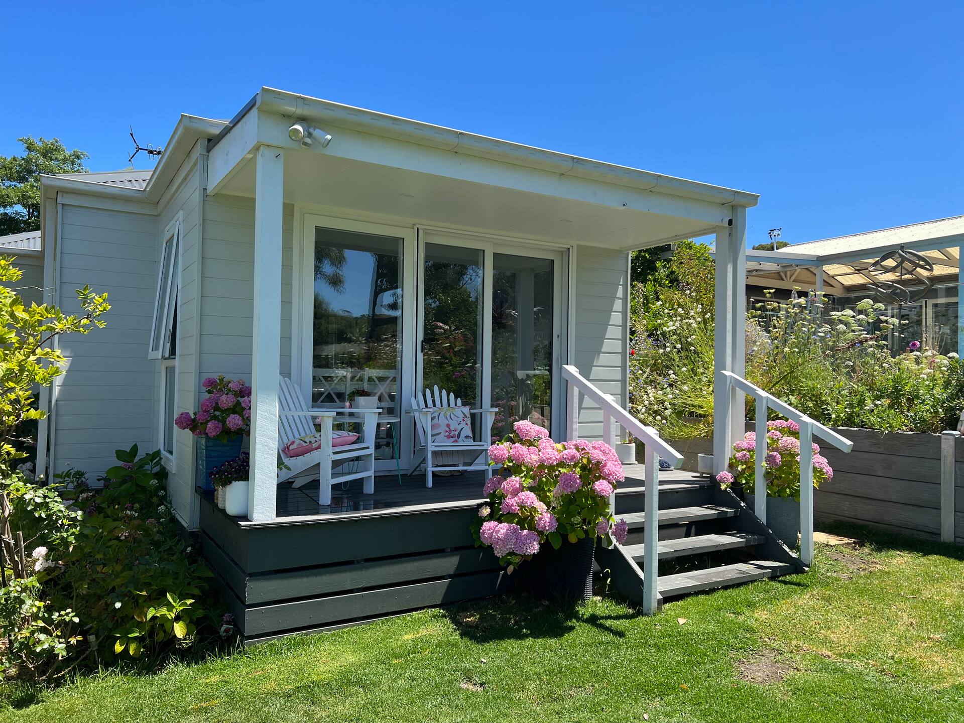 2 Bedroom Hamptons Style Cottage located Mt Eliza