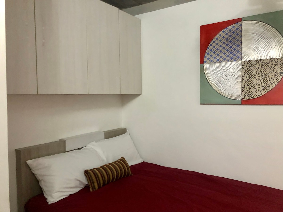 غرفة نوم ثانوية بسرير مزدوج ومروحة سقف (يمكن تبريدها مع الشقق الصغيرة في الأماكن الأخرى)