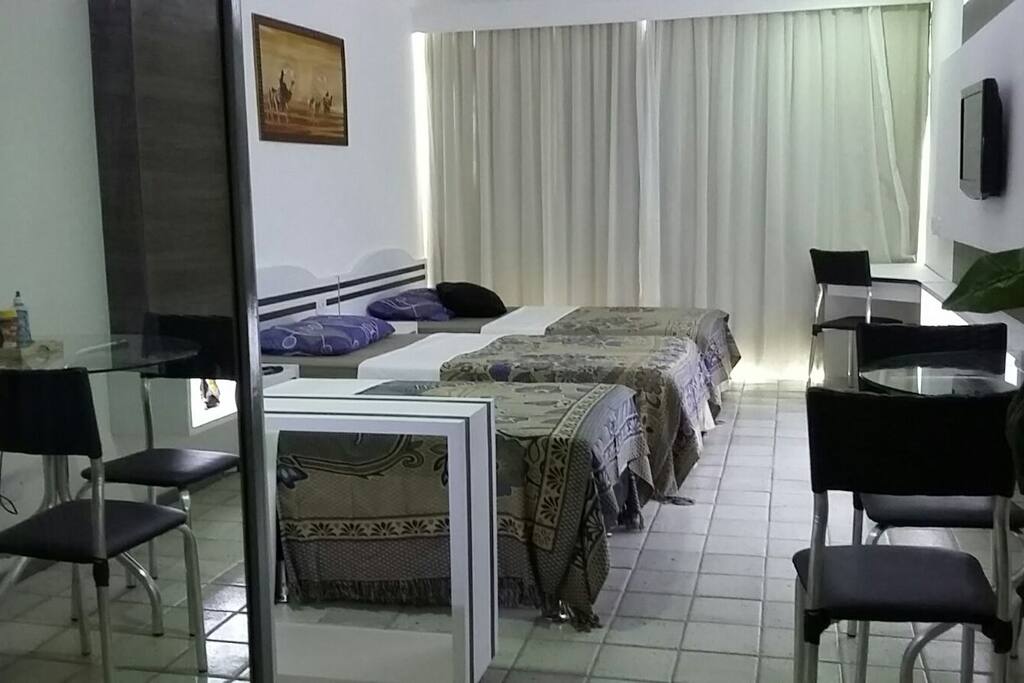 Visão do quarto ao entrar no ambiente