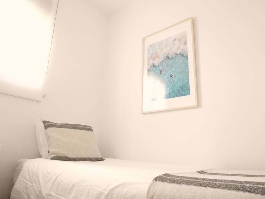 La habitación BEACH tiene dos camas individuales y baño compartido, cuanta con una ventana con vistas al jardín.