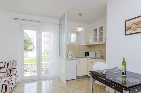 Top Airbnb: Modern Studio with Private Parking in Općina Orebić