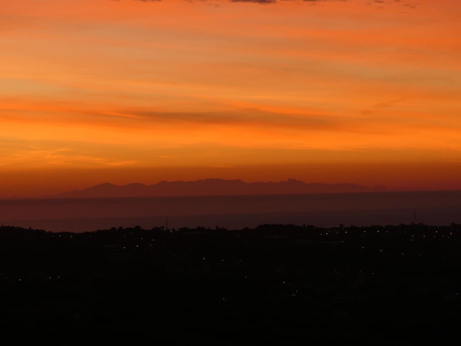 Au petit matin la Corse dans un ciel flamboyant.