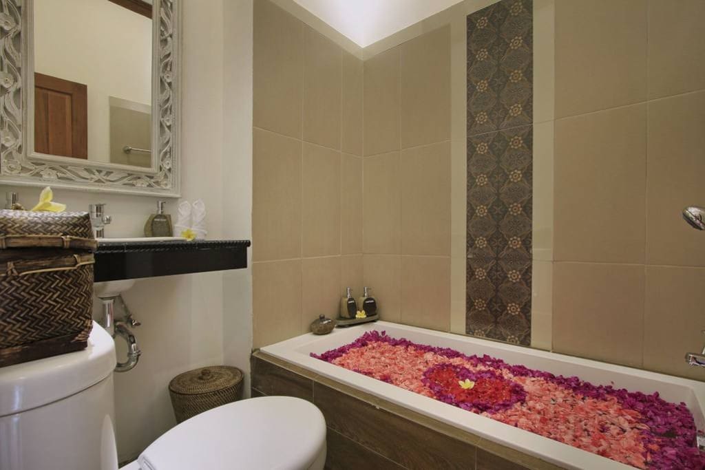 Suite Bathroom - Bathtube