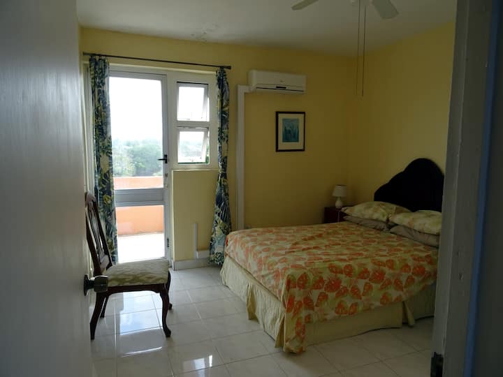 חדר שינה שני עם מרפסת