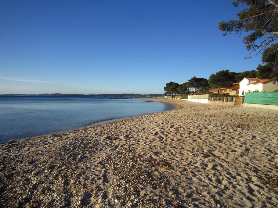 Plage naturelle vue sur la presqu'ile de Giens et ile de Porquerolles..