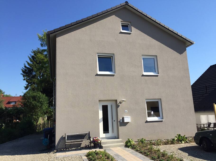 Neues Haus mit Ferienwohnungen und Parkplätzen am Haus