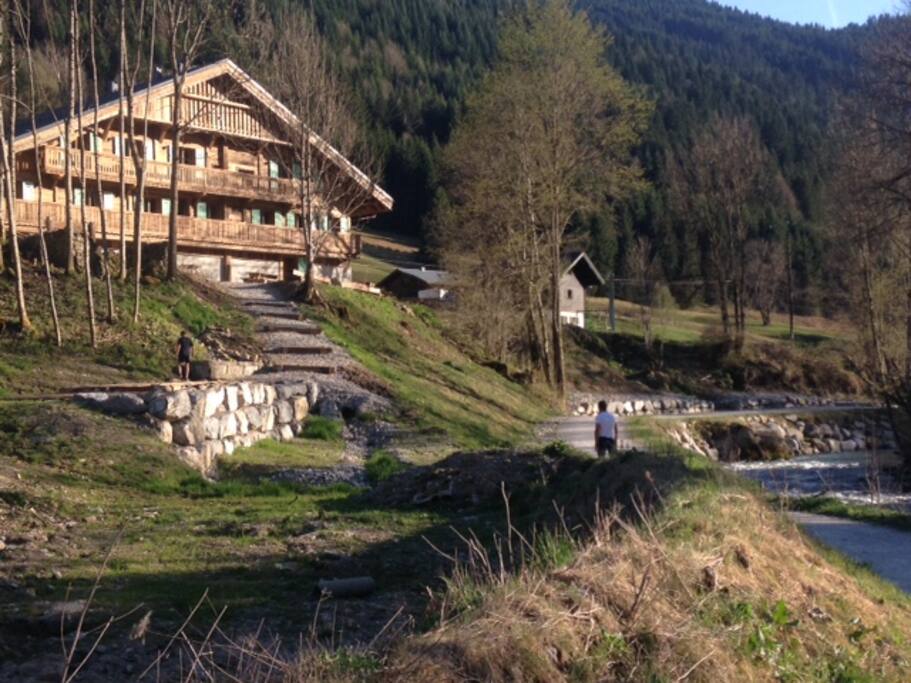 La Chalet en été vu du chemin des bords de la Dranse