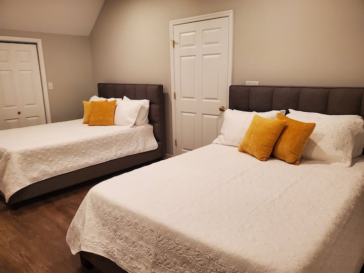 Dormitorio 2 con 2 camas tamaño queen.