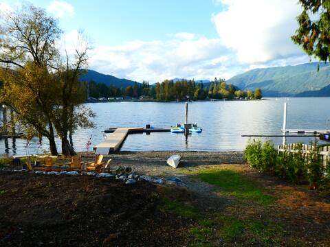 Charming Lakefront Cottage