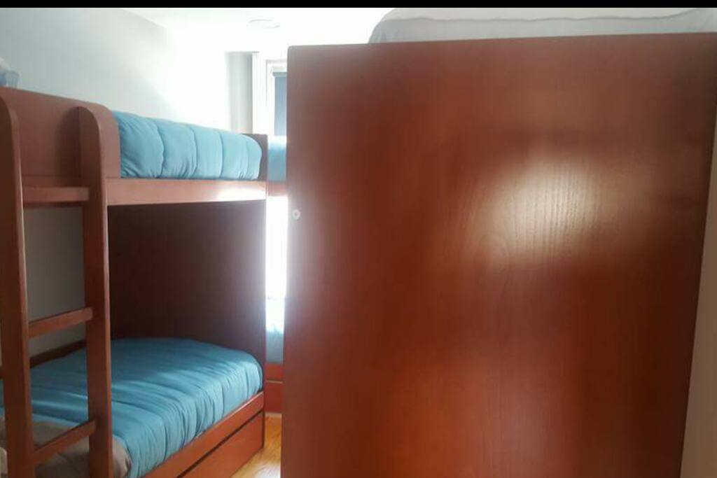 Machico – camarata feminina partilhada por 6 pessoas, com beliches duplos e wc partilhado por essas mesmas pessoas. Situa-se no 2º andar sem elevador. Não dispõe de toalhas. Preço de € 22,00 por noite, por pessoa, a que acresce a taxa de e € 2,00 por noite, por pessoa.
