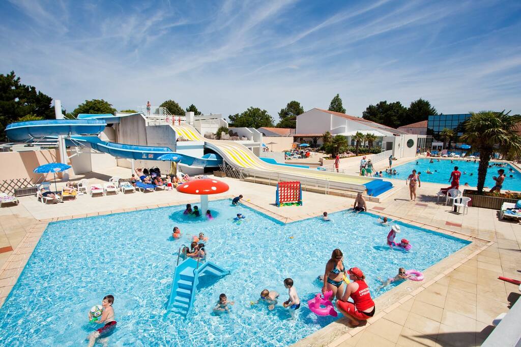 Piscines découvertes surveillées et piscine couverte avec jacuzzi