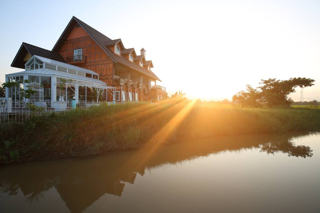 ด้านหน้ามีลำน้ำไหลผ่านด้านหน้าและสวนริมน้ำที่สวยงาม