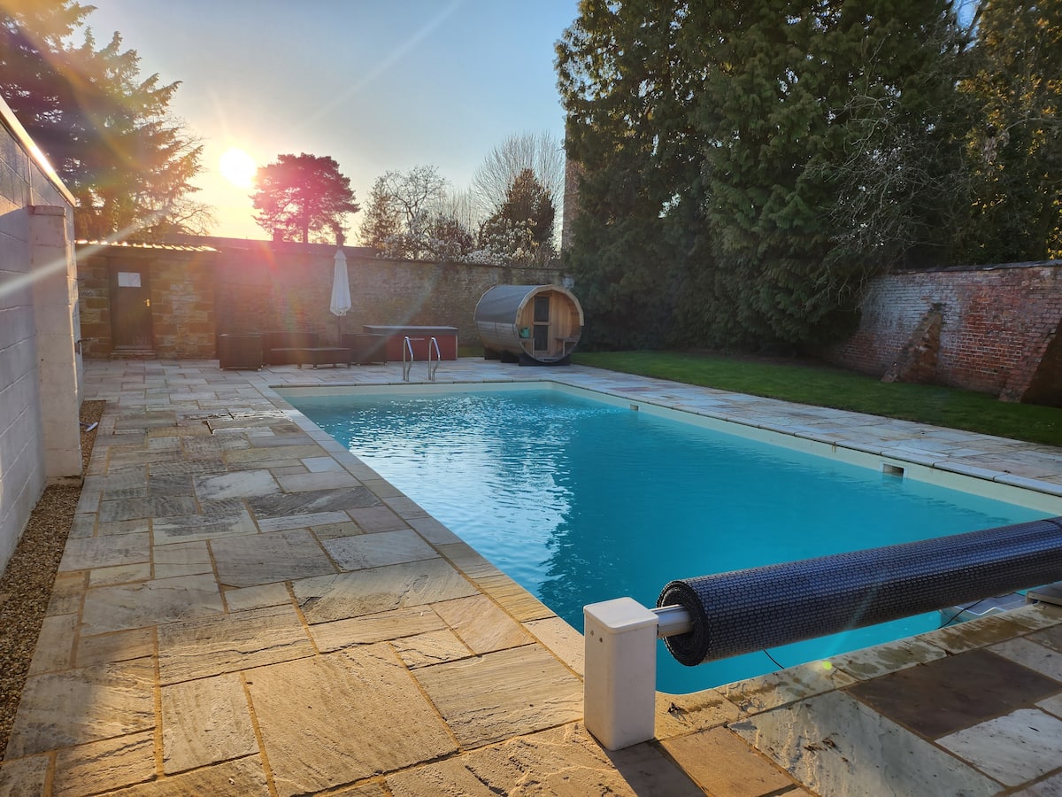 Pool, sauna and rear garden