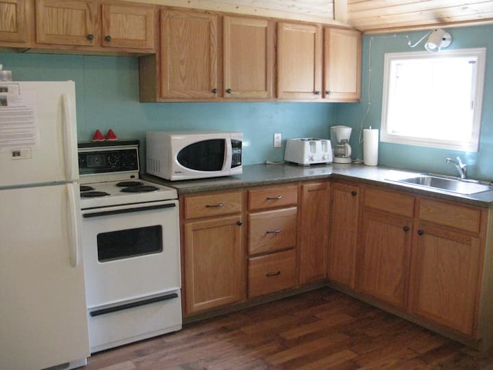 GREAT LOCATION! 1 MIN WALK TO SAUBLE BEACH