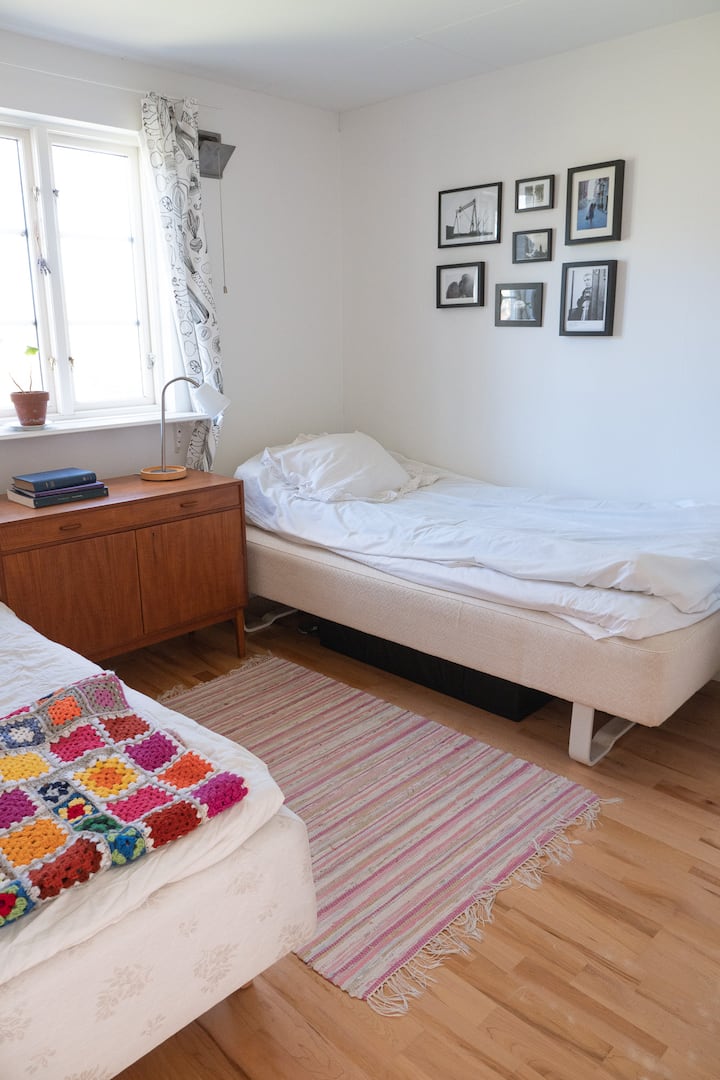 غرفة نوم 3 تضم سريرين فرديين