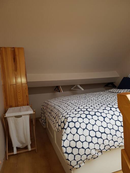 La chambre avec cintres compris.