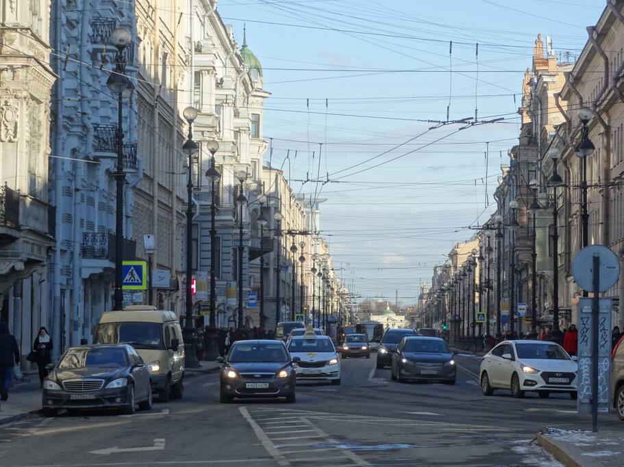Невский, вдали видна Александра-Невская Лавра.