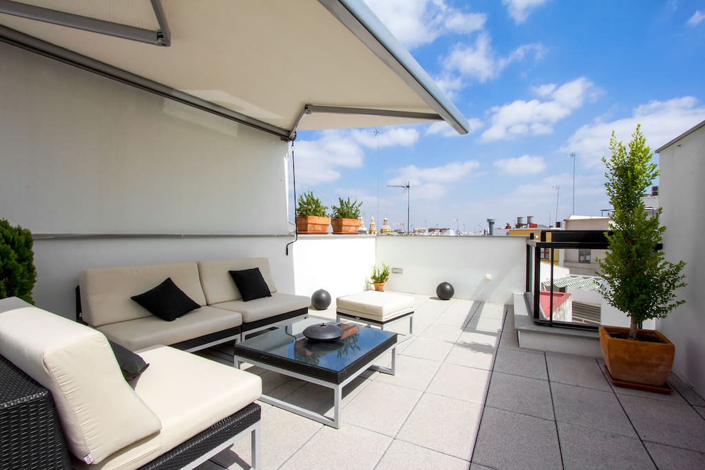 The terrace can be shaded by a large canopy.