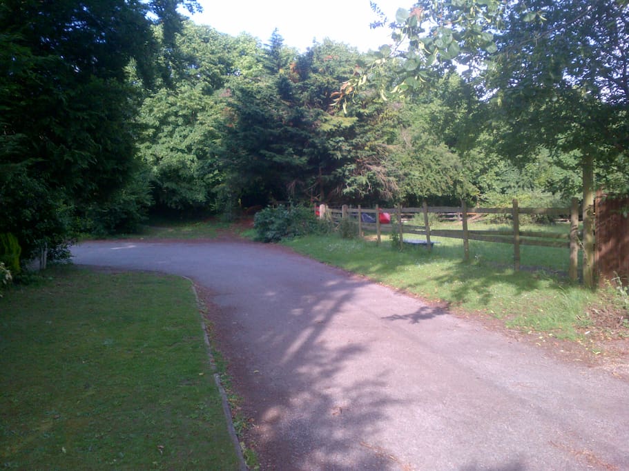 Escape To The Countryside - Out The Front Door
...Minutes From Windsor River Thames/Jubilee/ Eton River/ Horse Riding / Roller Skating-Skiing / Rowing.