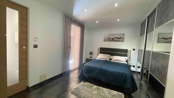 Habitación y puertas con vistas a la sala de estar y terraza. 