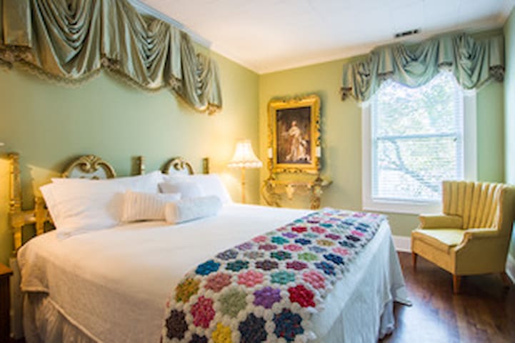 Louis Xvi Bedroom At Maison Papillon Houses For Rent In Villa Rica Georgia United States