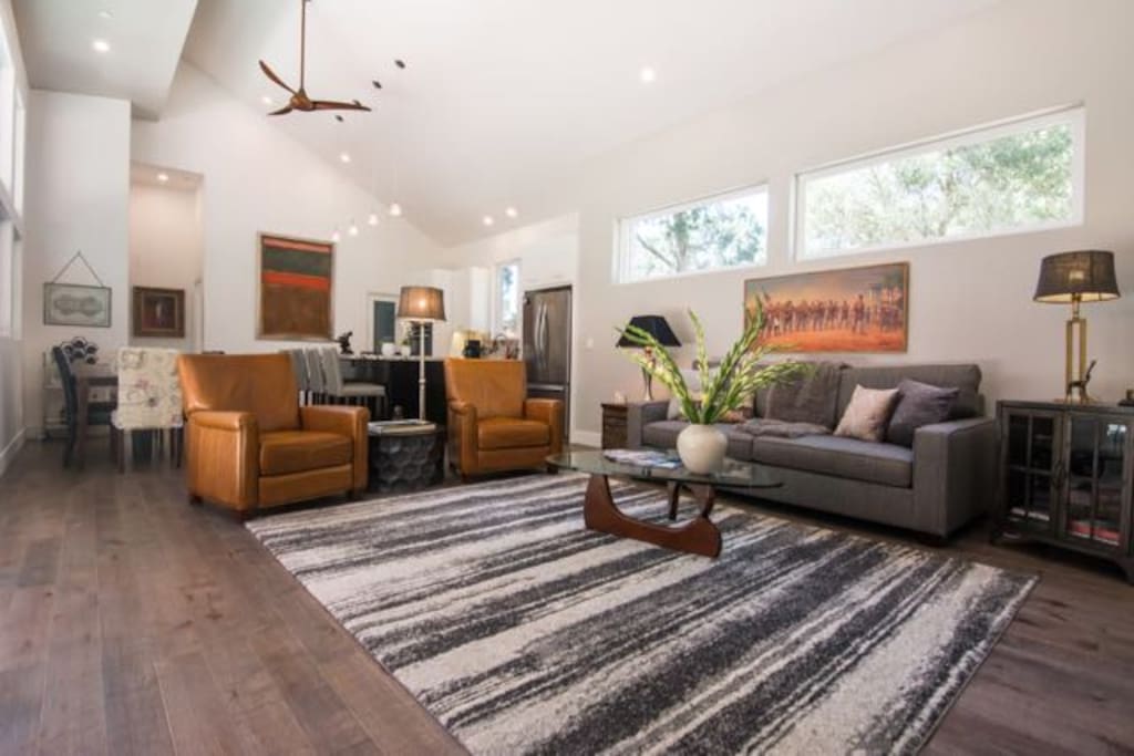 Dramatic high ceilings, new, comfortable furniture, great views.