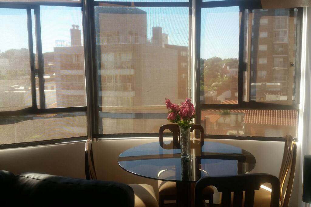 Comedor compartido con mesa para 4 personas con vista al frente.