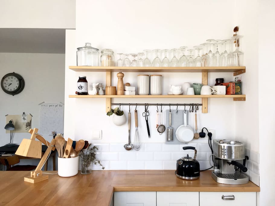 La cuisine équipée, ouverte sur la pièce à vivre