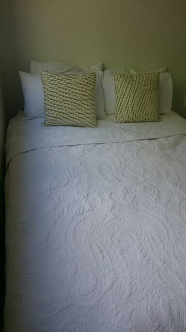 Queen size bed.