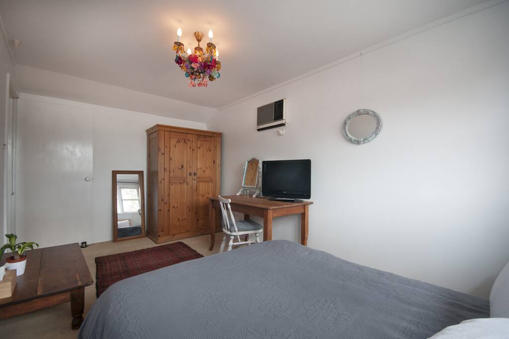 Bedroom (alternate view)