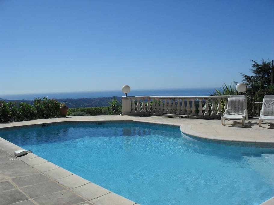 Piscine avec vue mer