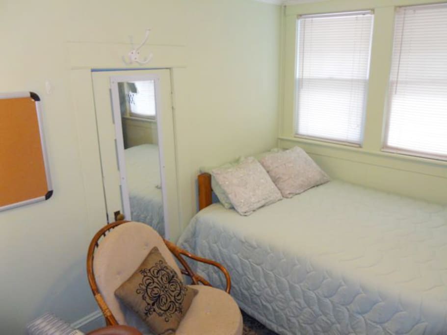The Green Room: Sleeps 1 or 2. Very comfortable bed, cedar-lined wardrobe and desk/chair - quiet room for deep sleep.