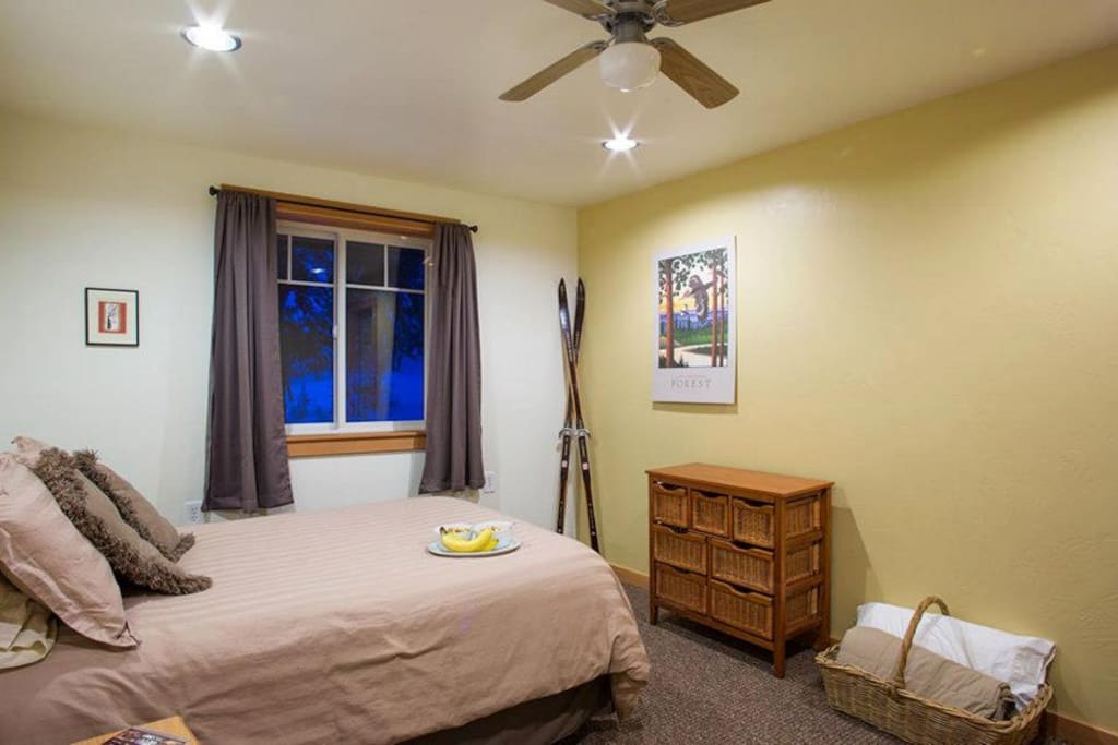 Cozy 2nd bedroom with Full bed