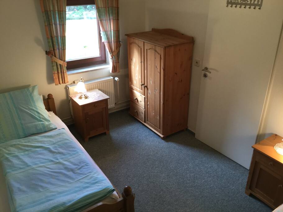 2. Schlafzimmer mit 2 Einzelbetten mit Gartenblick