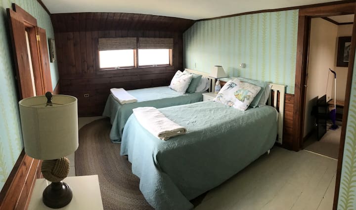 Blizanci u spavaćoj sobi na 2. katu