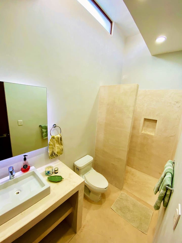 Baños amplios, con luz natural y cómodos en cada habitación! 