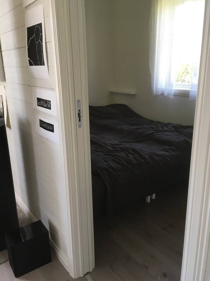 Мала спална соба со брачен кревет (широк 125 - 14 