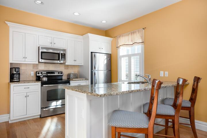 3 Br Condo Downtown Newport – off street parking gallery image 5