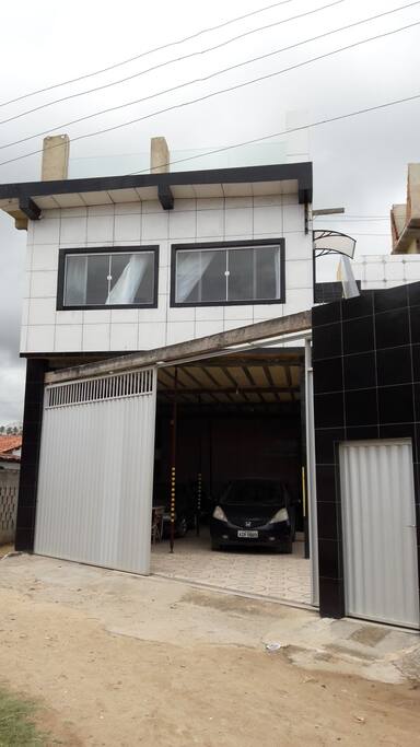 Fachada com a entrada da garagem