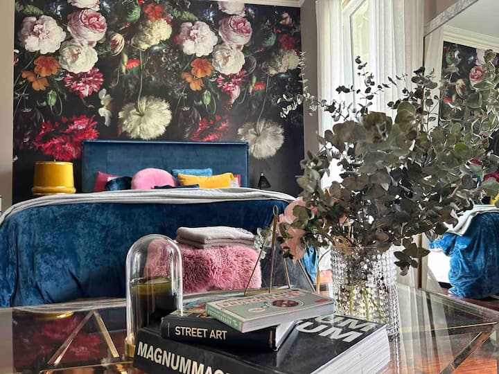 マスターベッドルーム-豪華なキングサイズのベッドがあり、バルコニーがあり、レザーソファとコーヒーテーブルが備わっています。これはあなたが最初に置いておきたい部屋です！しかし、他の寝室も同じようにユニークです！