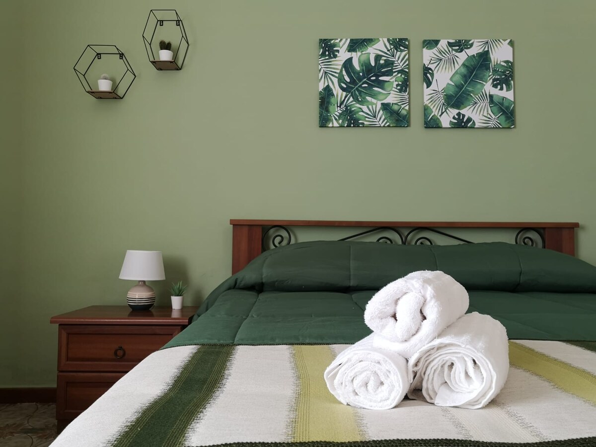 חדר זוגי ראשון + כורסה/מיטה 1 בית ראשי