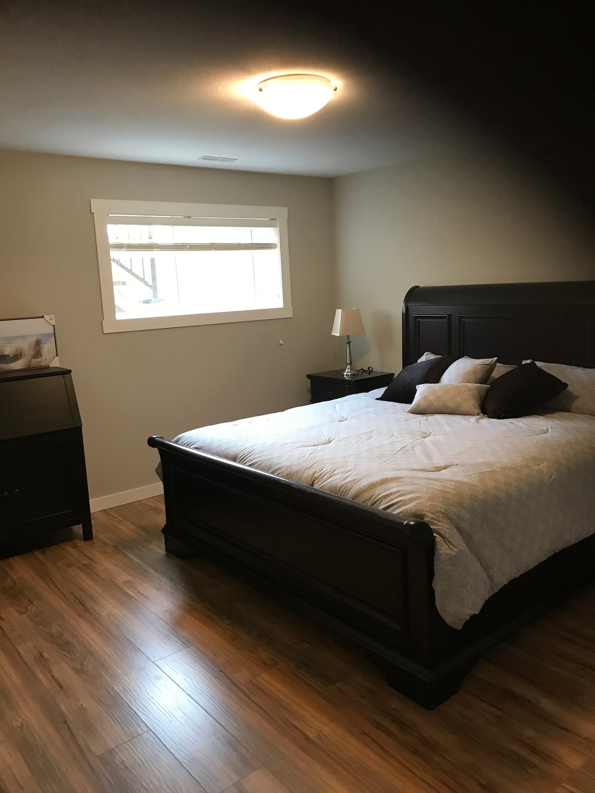 宽敞的主卧-加大双人床