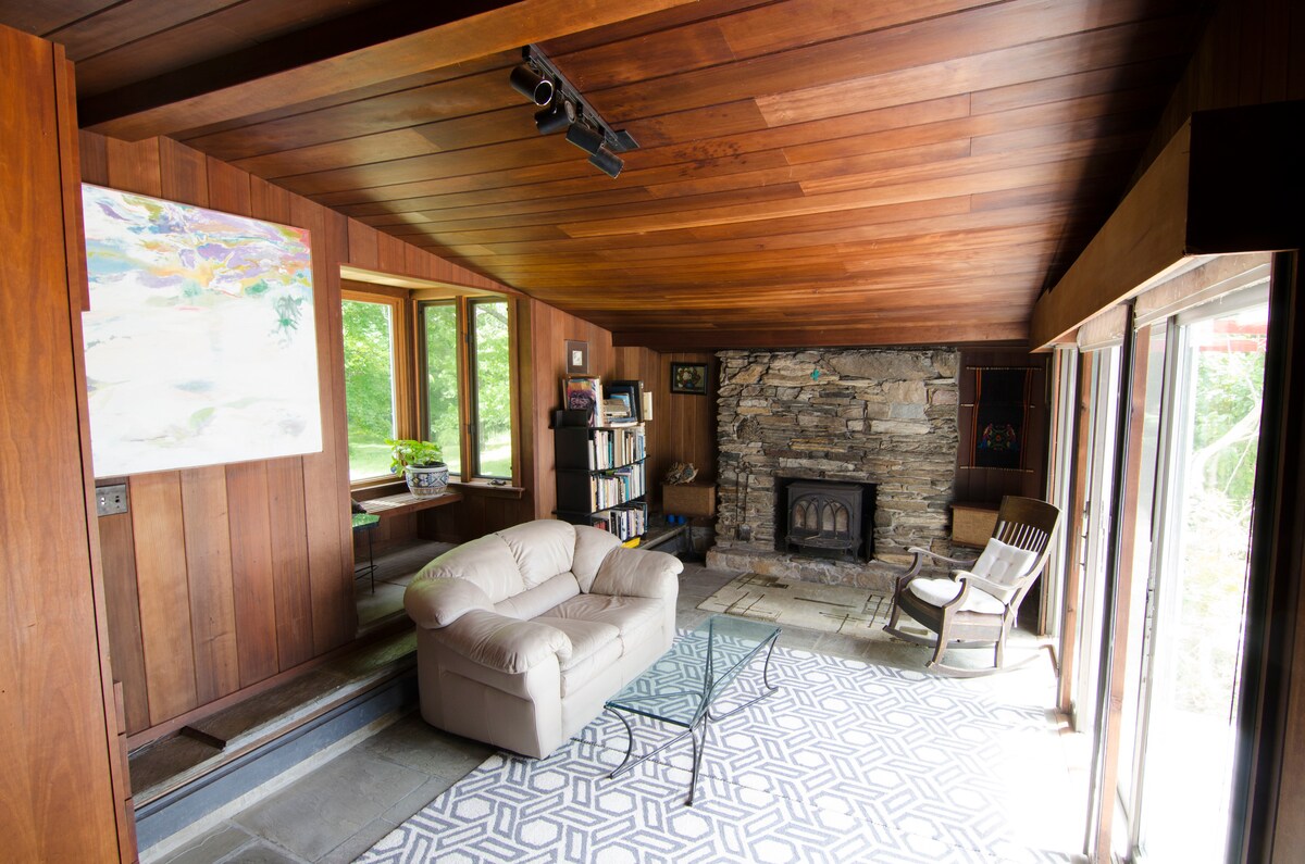 ห้องนั่งเล่นพร้อมเตาผิง