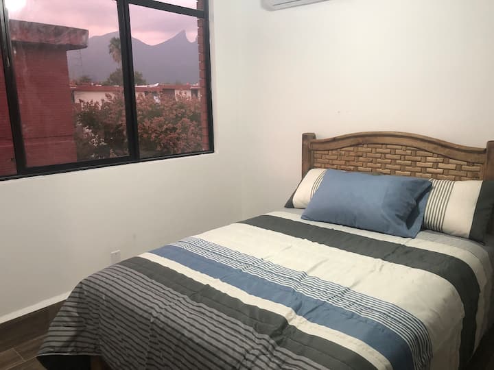 spálňa s manželskou posteľou. výhľad na Cerro del la Silla. tichý mini-split