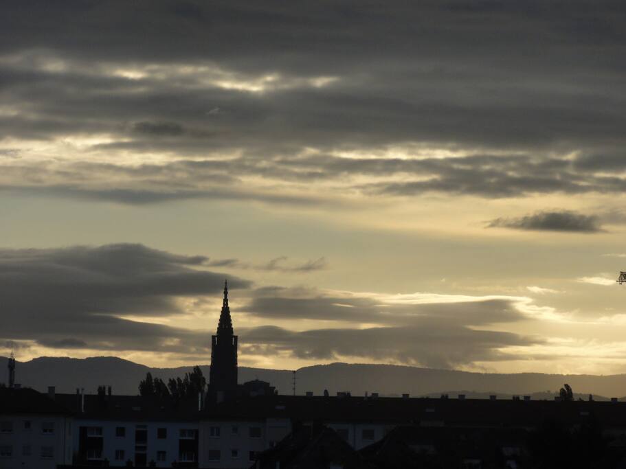 La vue depuis la grande fenêtre du salon, la cathédrale, le soir avec la Forêt Noire en arrière plan!!