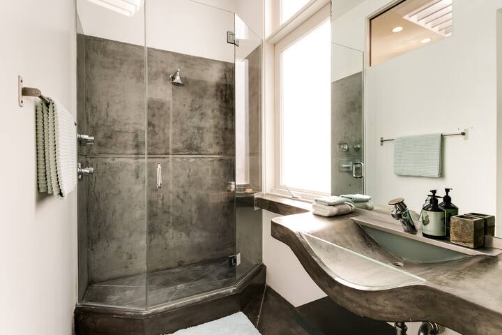 Custom-Built Villa Four Blocks from Venice Beach gallery image 3