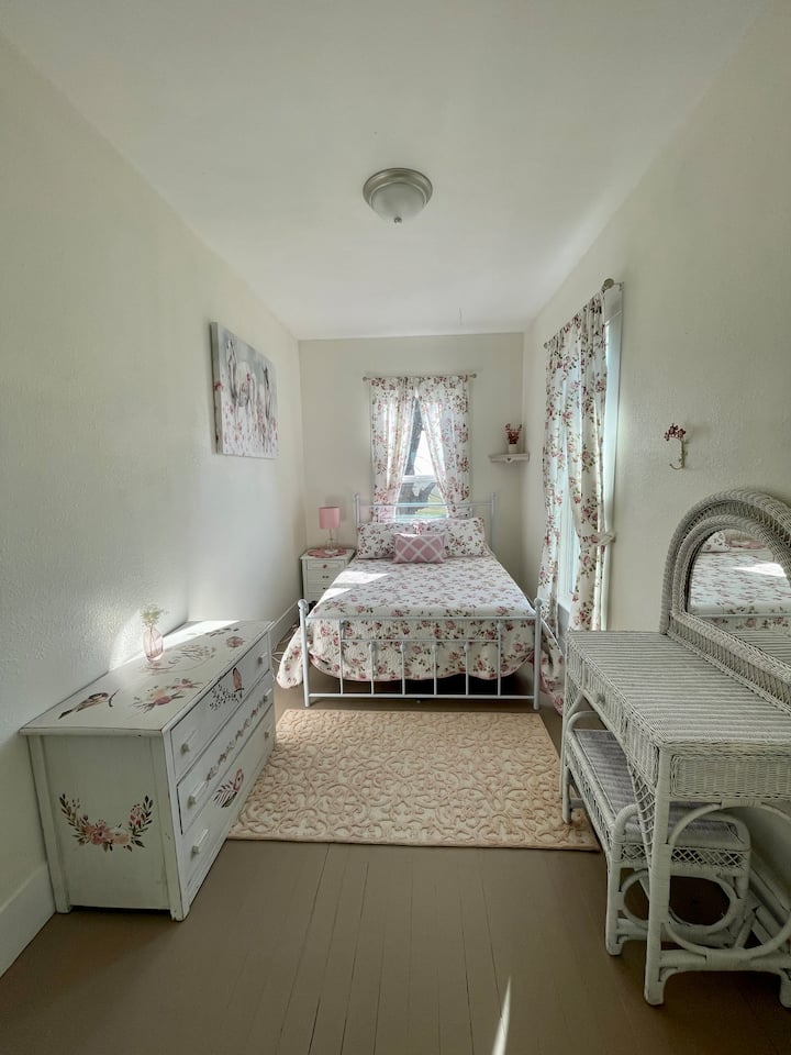 Full size bedroom, upstairs