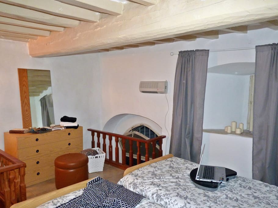 Camera da Letto con Finestra e Cassettone